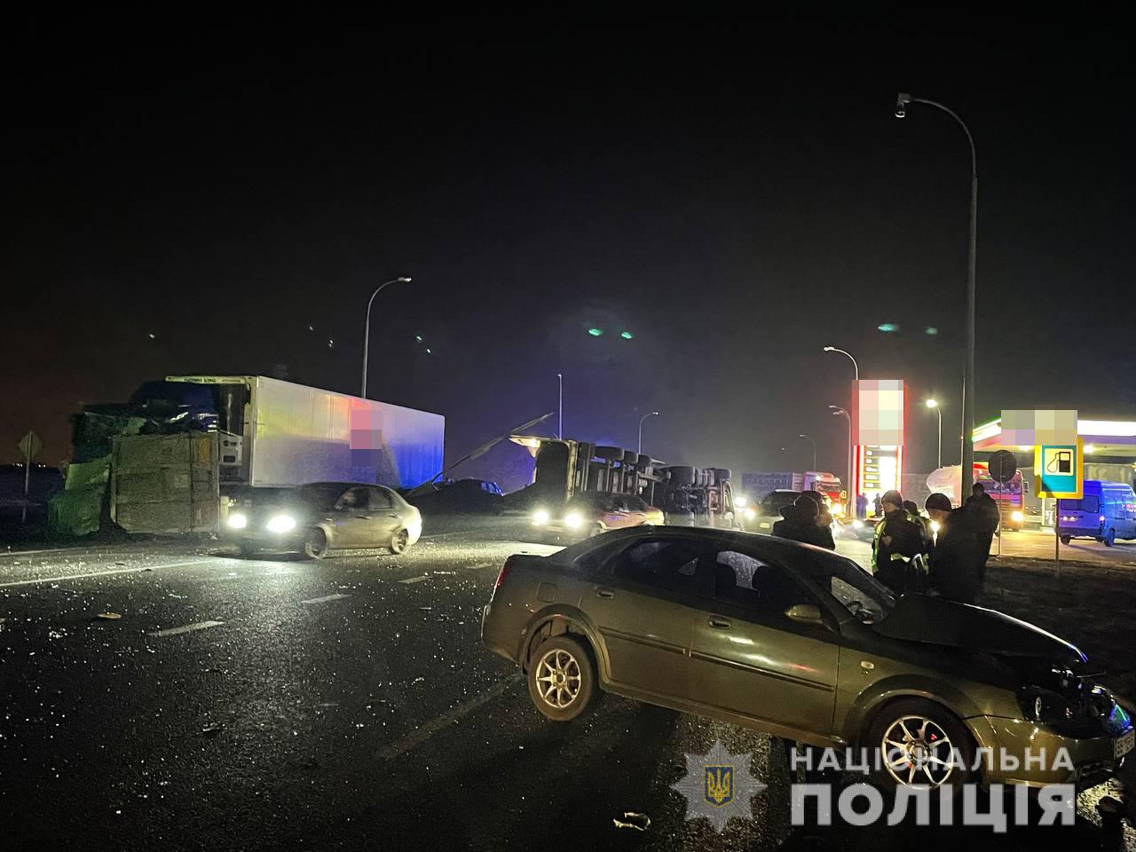 Фото и видео с места ЖТП в Харькове, где фура со щебнем перевернулась и  раздавила такси